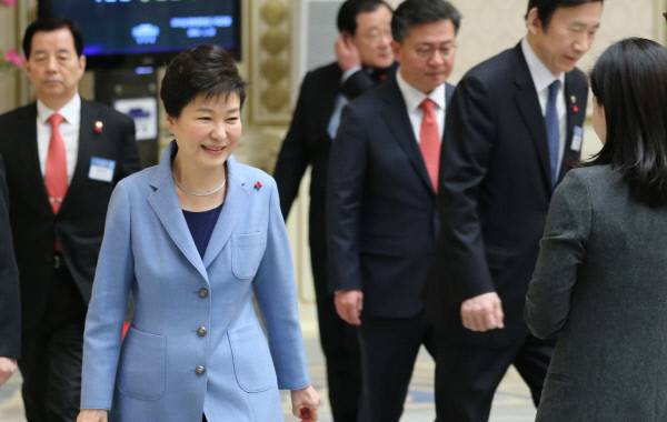 박근혜 대통령이 22일 청와대에서 열린 외교안보 분야 정부 업무보고에 참석하기 위해 관련부처 장관들과 함께 걸어가고 있다. 청와대사진기자단