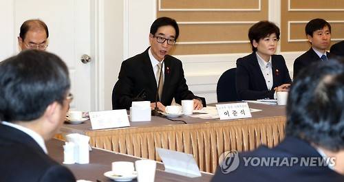 인사말하는 이준식 부총리     (서울=연합뉴스) 배재만 기자 = 이준식 부총리 겸 교육부 장관이 22일 오전 국회 귀빈식당에서 열린 저출산대책특위 회의에서 인사말을 하고 있다.