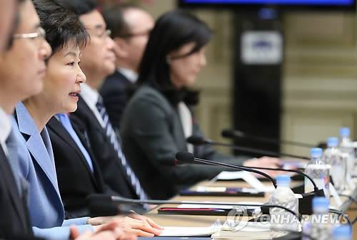 박 대통령, 외교안보 업무보고 모두발언     (서울=연합뉴스) 백승렬 기자 = 박근혜 대통령이 22일 오전 청와대에서 열린 외교안보분야 업무보고에서 모두발언하고 있다.     srbaek@yna.co.kr