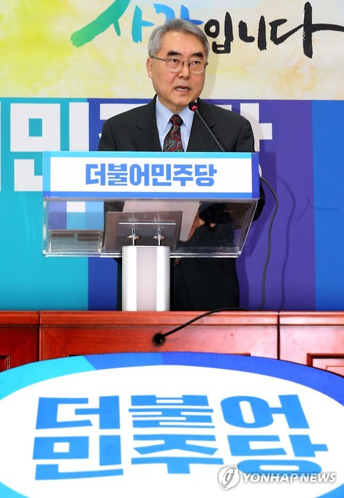 더불어민주당 입당하는 양봉민 서울대 보건학과 교수     (서울=연합뉴스) 배재만 기자 = 양봉민 서울대학교 보건학과 교수가 22일 오후 국회 더불어민주당 당대표실에서 입당 소감을 밝히고 있다.  scoop@yna.co.kr     http://blog.yonhapnews.co.kr/f6464