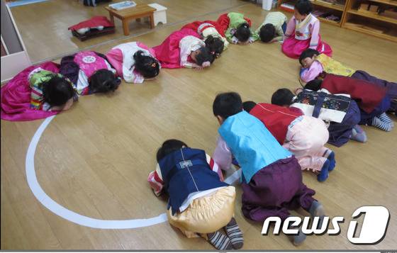 경남도가 보육대란을 막기 위해 도교육청으로 지급해야 하는 법정 전출금을 상계하는 방법으로 올해 어린이집 누리과정 예산 1444억원을 직접 편성해 어린이집에 지급하고 있다.(경남도 제공)2016.1.23./뉴스1© News1 남경문 기자