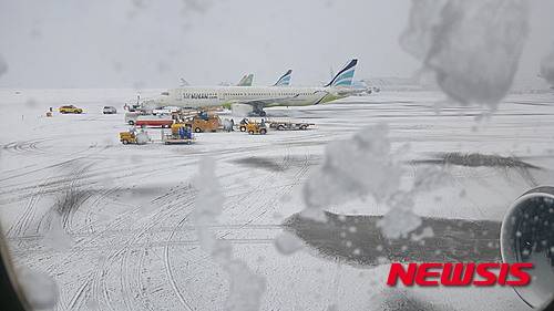 【제주=뉴시스】조명규 기자 = 23일 오후 제주산간 지역에 대설경보가 내려진 가운데 제주공항에서 비행기들이 이륙준비를 하고 있다. 2016.01.23   mkcho@newsis.com