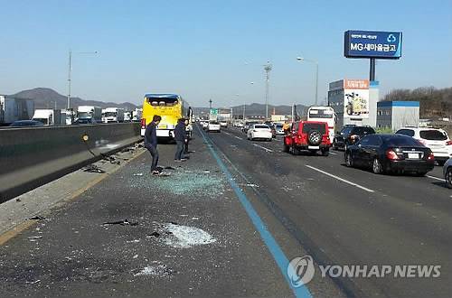 경부고속道 안성휴게소 인근서 연쇄추돌…26명 부상     (안성=연합뉴스) 23일 오전 11시 17분께 경기도 안성시 원곡면 경부고속도로 서울 방면 안성휴게소 인근에서 고속버스 2대와 승용차 6대가 포함된 추돌사고가 잇따라 발생했다. 이 사고로 버스 승객 등 26명이 다쳐 병원으로 옮겨졌고 안성IC∼오산IC까지 20여㎞에서 극심한 정체가 빚어졌다. 2016.1.23 <<경기지방경찰청 제공>>     zorba@yna.co.kr