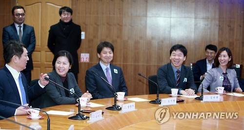 (화순=연합뉴스) 정회성 기자 = 양향자 전 삼성전자 상무 등 더불어민주당 영입인사들이 23일 오후 전남 화순군청을 찾아 구충곤 군수, 신정훈 의원 등 지역 정치인들과 간담회를 하고 있다. 왼쪽부터 최재성 의원, 양 전 상무, 오기형 변호사, 김병관 웹젠 의장, 김빈 디자이너. 2016.1.23