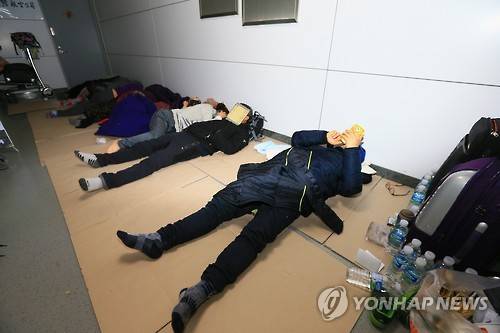 <최강한파> 제주공항서 종이상자 펴고 '노숙'     (제주=연합뉴스) 고성식 기자 = 한파와 강풍으로 제주공항에 결항사태가 빚어진 23일 오후 공항을 빠져나가지 못한 체류객들이 여객터미널에서 종이상자를 펴고 잠을 청하고 있다. 2016.1.23     koss@yna.co.kr