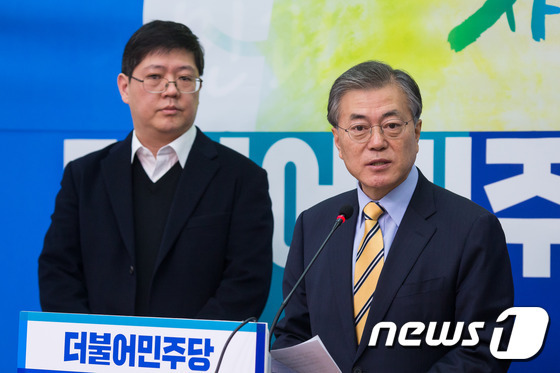 문재인 더불어민주당 대표가 24일 서울 여의도 국회에서 더민주 입당을 선언한 고 김대중 전 대통령의 3남 김홍걸 연세대 김대중도서관 객원교수를 소개하고 있다. 2016.1.24/뉴스1 © News1 유승관 기자
