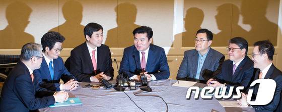 여야 원내지도부가 24일 국회에서 쟁점법안·선거구 획정 협상을 진행하고 있다. 2016.1.24/뉴스1 © News1 유승관 기자