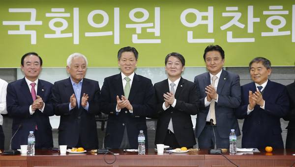 ▲ 국민의당 창당을 추진중인 안철수 의원과 의원들이 21일 오후 국회 의원회관에서 열린 의원단 연찬회에서 주승용 의원(왼쪽 세번째)을 원내대표로 추대됐다. 참석자들이 박수를 치고 있다. [사진 = 연합뉴스]