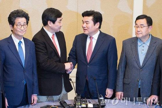 새누리당 원유철, 더불어민주당 이종걸 원내대표를 비롯한 여야 원내지도부가 24일 서울 여의도 국회 귀빈식당에서 열린 쟁점법안과 선거구 획정 협상을 위한 여야 원내지도부 회동에 앞서 포즈를 취하고 있다. 왼쪽부터 더불어민주당 이목희 정책위의장, 이 원내대표, 새누리당 원 원내대표, 김정훈 정책위의장. /사진=뉴스1