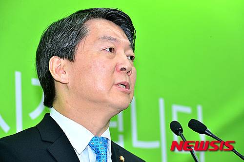 【서울=뉴시스】 배훈식 기자 = 안철수 국민의당 인재영입위원장이 24일 오전 서울 마포구 국민의당 당사에서 곽선우 전 성남FC 대표 영입 소감을 말하고 있다. 2016.01.24.   dahora83@newsis.com