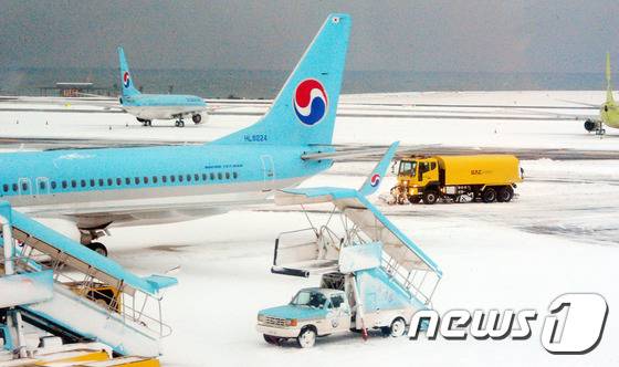 제주지역에 많은 눈이 내려 제주국제공항 활주로가 폐쇄된 26일 오전 제주공항 활주로 제설작업이 이뤄지고 있다. © News1 이석형 기자