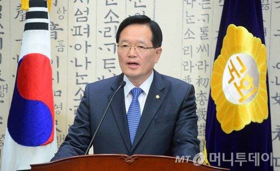정의화 국회의장이 25일 서울 여의도 국회에서 긴급 기자회견을 열고 20대 총선 불출마를 선언한 후 국회 선진화법 개정안에 따른 중재안을 발표하고 있다. 2016.1.25/뉴스1  <저작권자 &copy; 뉴스1코리아, 무단전재 및 재배포 금지>