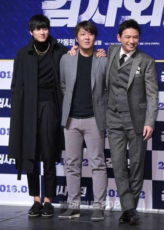 [배우 강동원 황정민, 이일형 감독. 사진=송재원 기자]