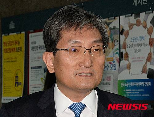 【서울=뉴시스】조수정 기자 = 더불어민주당 노영민 의원이 '시집 강매'논란에 대해 소명하기 위해 25일 오후 서울 여의도 국회의원회관에서 열린 윤리심판원 회의에 출석하고 있다. 2016.01.25.   chocrystal@newsis.com