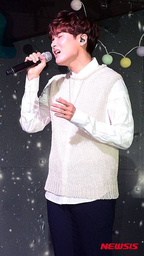 【서울=뉴시스】이영환 기자 = 가수 슈퍼주니어 멤버 려욱이 25일 오후 서울 용산구 한남동 현대카드 언더스테이지에서 열린 첫 솔로앨범 '어린왕자(The Little Prince)' 발매 기념 쇼케이스에서 수록곡 '품'을 선보이고 있다. 려욱의 미니앨범 '어린왕자(The Little Prince)'는 오는 28일 음악 사이트를 통해 공개된다. 2016.01.25. 20hwan@newsis.com