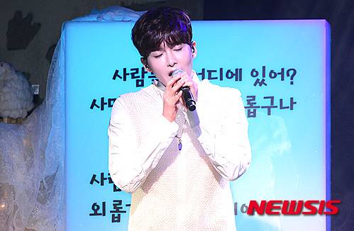 【서울=뉴시스】이영환 기자 = 가수 슈퍼주니어 멤버 려욱이 25일 오후 서울 용산구 한남동 현대카드 언더스테이지에서 열린 첫 솔로앨범 '어린왕자(The Little Prince)' 발매 기념 쇼케이스에서 수록곡 '알 수도 있는 사람(People you may know)'을 선보이고 있다. 려욱의 미니앨범 '어린왕자(The Little Prince)'는 오는 28일 음악 사이트를 통해 공개된다. 2016.01.25. 20hwan@newsis.com