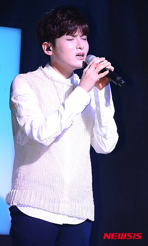 【서울=뉴시스】이영환 기자 = 가수 슈퍼주니어 멤버 려욱이 25일 오후 서울 용산구 한남동 현대카드 언더스테이지에서 열린 첫 솔로앨범 '어린왕자(The Little Prince)' 발매 기념 쇼케이스에서 수록곡 '알 수도 있는 사람(People you may know)'을 선보이고 있다. 려욱의 미니앨범 '어린왕자(The Little Prince)'는 오는 28일 음악 사이트를 통해 공개된다. 2016.01.25. 20hwan@newsis.com