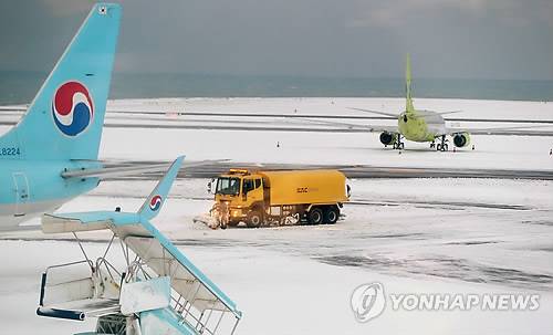 <최강한파> 재개된 제주공항 제설작업      (제주=연합뉴스) 변지철 기자 = 사상 초유의 제주공항 항공기 중단 사태가 3일째 이어진 25일 한국공항공사 제주지역본부의 제설차량이 계류장에서 제설작업을 벌이고 있다.