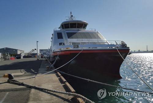 묶여있는 여객선      (포항=연합뉴스) 포항∼울릉간 여객선인 태성해운 우리누리호(534t·449명)가 기상악화로 8일째 운항을 못하고 여객선 부두에 묶여있다. 2016.1.25     shlim@yna.co.kr