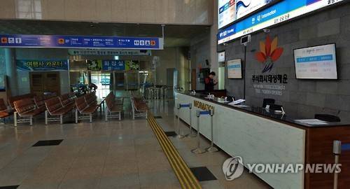 텅 빈 대합실      (포항=연합뉴스) 기상악화로 포항과 울릉도를 오가는 뱃길이 8일째 중단되면서 포항 여객선터미널 대합실이 한산한 모습을 보이고 있다. 2016.1.25     shlim@yna.co.kr