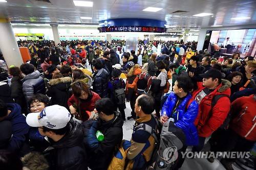 <최강한파> 항공기 운항 재개 제주공항 북새통     (제주=연합뉴스) 고성식기자= 한파로 활주로가 폐쇄됐던 제주공항에 25일 오후부터 운항이 재개되면서 항공권을 사려는 많은 승객이 여객터미널로 몰려 와 북새통을 이루고 있다.     koss@yna.co.kr