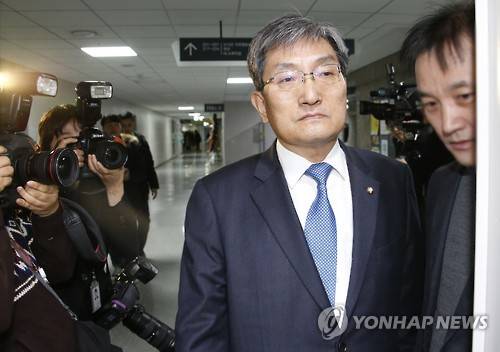 윤리심판원 출석하는 노영민 의원      (서울=연합뉴스) 이상학 기자 = 더불어민주당 노영민 의원이 25일 오후 국회 의원회관에서 열린 윤리심판원 전체회의에 출석하고 있다. 노 의원은 작년 10월 국회의원회관 사무실에 카드 결제 단말기를 두고 자신이 위원장을 맡았던 국회 산업통상자원위원회 산하기관에 자신의 시집을 판매했다는 논란에 휩싸였다.      leesh@yna.co.kr