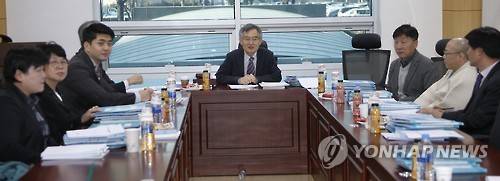 더민주 윤리심판원, 노영민·신기남 징계 수위 결정     (서울=연합뉴스) 이상학 기자 = 더불어민주당 안병욱 윤리심판원장이 25일 오후 국회 의원회관에서 전체회의를 주재하고 있다. 윤리심판원은 이날 '시집 강매' 논란을 빚은 노영민 의원과 '로스쿨 아들 구제 의혹'이 제기된 신기남 의원에 대한 징계 문제를 결정한다.   leesh@yna.co.kr