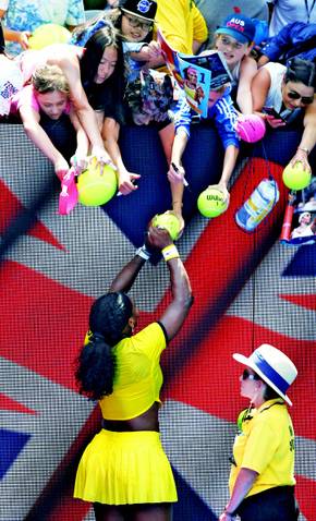 서리나 윌리엄스(미국)가 26일 열린 호주오픈 8강전에서 마리야 샤라포바(러시아)를 꺾은 뒤 관중석의 팬들에게 사인을 해주고 있다.  멜버른/EPA 연합뉴스