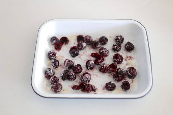 럼에 절여 설탕을 묻힌 체리는 미리 오븐에 굽는다. 이영지 기자