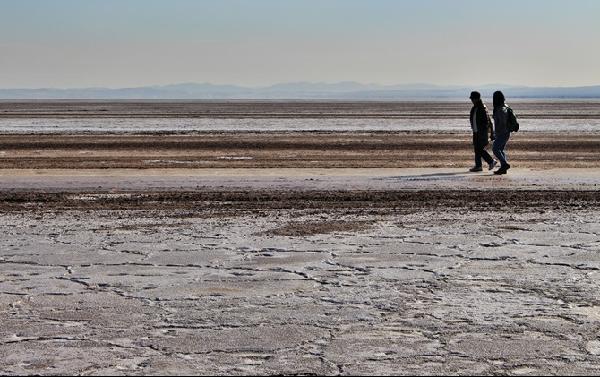 [월간산]소금호수트레킹을 즐기고 있는 일행. 끝없이 펼쳐진 소금호수를 걷고 있다.