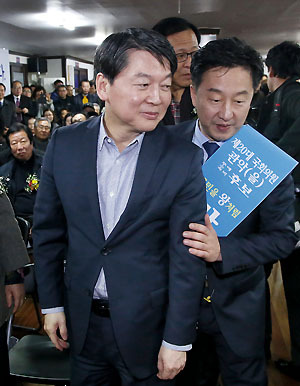 ⓒ연합뉴스 : 안철수 의원은 무소속으로 선거사무소를 차린 박왕규 예비후보의 개소식에 참석했다.