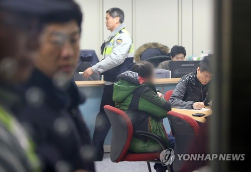 출근시간 지하철 흉기난동 50대 남성 검거     (서울=연합뉴스) 김주성 기자 = 출근시간 지하철 1호선 열차 안에서 흉기 난동을 부린 50대 남성(초록색 패딩점퍼)이 26일 오전 서울역에서 검거돼 종로3가 서울지하철수사1대에서 조사를 받고 있다.