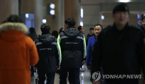 (영종도=연합뉴스) 하사헌 기자 = 지난 21일 인천국제공항에서 환승 대기 중이던 중국인 2명이 심야에 문이 닫힌 보안검색장을 뚫고 밀입국하는 등 공항 보안 시스템의 허술한 운영이 지적받고 있는 가운데 26일 오전 인천공항에서 보안요원들이 입국장을 순찰하고 있다. 2016.1.26 toadboy@yna.co.kr (끝)