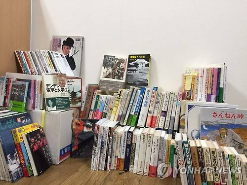 히로시마시민들이 韓피폭자에 보내려고 기증한 서적들      (도쿄=연합뉴스) 일본 히로시마(廣島) 시민들이 경남 합천에 사는 한국인 원폭 피해자들에게 보낼 책을 모으고 있어 화제다.      이달초부터 히로시마 시민들이 합천의 피폭자들에게 보내기 위해 히로시마총영사관에 기증한 책(사진)이 200권 이상 모였다고 총영사관이 밝혔다. 2016.1.26  jhcho@yna.co.kr << 히로시마총영사관 제공 >>
