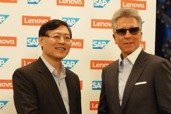 양 위안칭 레노버 회장(왼쪽)과 빌 맥더멋 SAP CEO. SAP와 레노버는 2016년 1월 26일(현지시각) 중국 클라우드 및 데이터베이스 시장에서 함께 움직인다는 내용의 협력 방안을 내놨다. 기존 HANA DB 맞춤형 서버 공급을 위한 SW 및 HW 파트너 관계였던 양사의 공조가 강화된 모양새다.