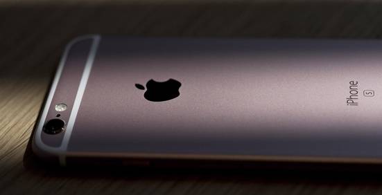 애플의 스마트폰 ‘아이폰6S’. / 블룸버그 제공