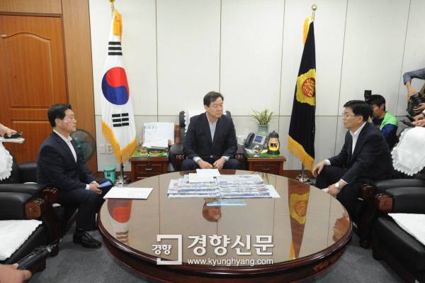 경남도의회 의장과 경남도청, 도교육청 관계자들이 지난해 5월 무상급식 중재안에 대해 협의를 했지만 무산됐다.