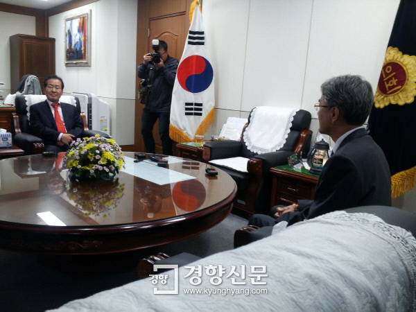 홍준표 경남도지사(왼쪽)와 박종훈 도교육감이 지난해 11월 도의회 의장실에서 첫 회동을 하고 무상급식 중단 사태 해결을 위한 실무자협의를 진행하기로 했다.