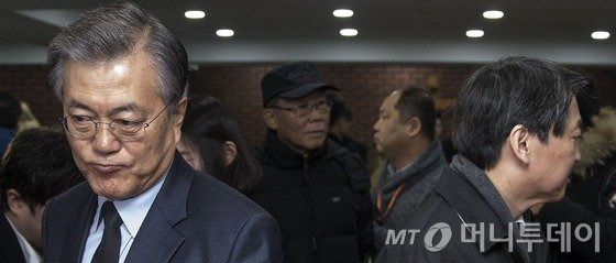 문재인 더불어민주당(새정치연합) 대표와 신당 창당을 추진 중인 안철수 의원이 30일 서울 도봉구 창동성당에서 열린 고(故) 김근태 전 민주통합당 상임고문 4주기 추모미사에 나란히 참석해 대화를 나눈 뒤 돌아서고 있다. 두 사람의 만남은 지난 13일 새벽 문 대표가 탈당을 만류하기 위해 안 의원의 서울 노원구 자택을 찾은 후 17일 만이다. 2015.12.30/뉴스1  <저작권자 © 뉴스1코리아, 무단전재 및 재배포 금지>