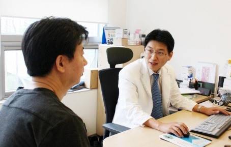 판교 메디피움의 전문의가 중년 남자의 건강을 체크하고 있다.(사진:메디피움)