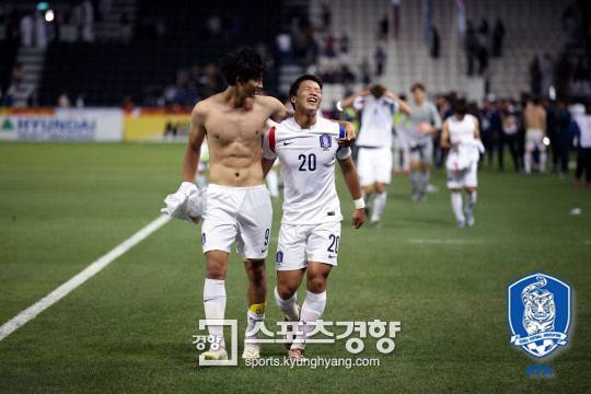 카타르전 후반에 투입돼 결정적인 역할을 한 황희찬이 김현과 어깨동무를 한 채 승리를 만끽하고 있다. 황희찬 얼굴에 환한 웃음이 인상적이다. 사진|대한축구협회 제옥