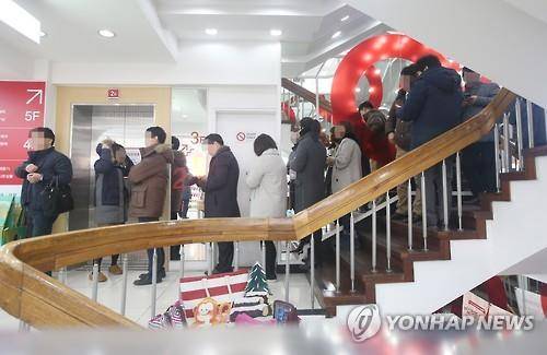 (서울=연합뉴스) 임헌정 기자 = 27일 서울 종로구 다이소 종각점에서 자판기로 판매되는 샤오미의 '홍미3'를 구입하기 위해 시민들이 길게 줄을 서 있다. 다이소는 이날 정오부터 '홍미3', '홍미노트3', '레노버', '블랙베리' 등 300대를 각 9만9천원에 판매했다. 다이소 매장 내 폰플러스컴퍼니의 자판기를 통해 유심으로 개통하는 것이 조건이다. 신규가입, 번호이동, 기기변경 모두 가능하다. 그러나 예정된 시간이 지나면서까지 자판기에 오류가 발생해 구입하려는 시민들이 불편을 겪었다. 2016.1.27 kane@yna.co.kr