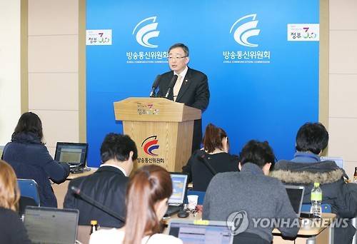 방통위 2016년도 업무계획 발표     (서울=연합뉴스) 최성준 방송통신위원장이 27일 경기도 정부과천청사에서 2016년도 업무계획을 발표하고 있다. << 방송통신위원회 제공 >>