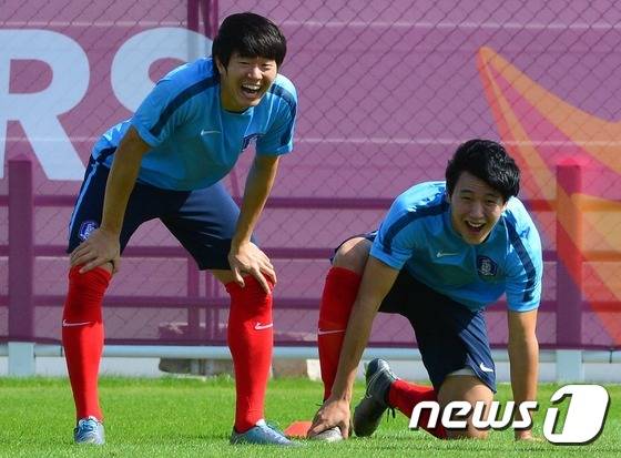 신태용호의 주축 권창훈(왼쪽)이 독일 진출설과 관련해 "들은 바 없어 상관없다"고 전했다. 2016.1.28/뉴스1 © News1(도하(카타르)=뉴스1) 손형주 기자
