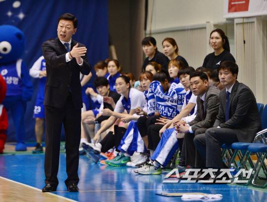 [포토] KDB생명 김영주 감독 '연패 탈출을 위해'