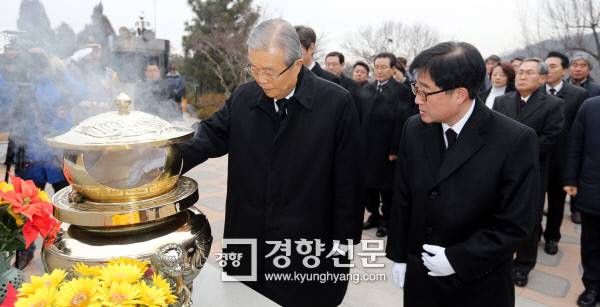 김종인 비대위원장이 28일 오전 서울 동작동 국립현충원 고 김대중 대통령 묘역을 찾아 분향 하고 있다./강윤중 기자 yaja@kyunghyang.com