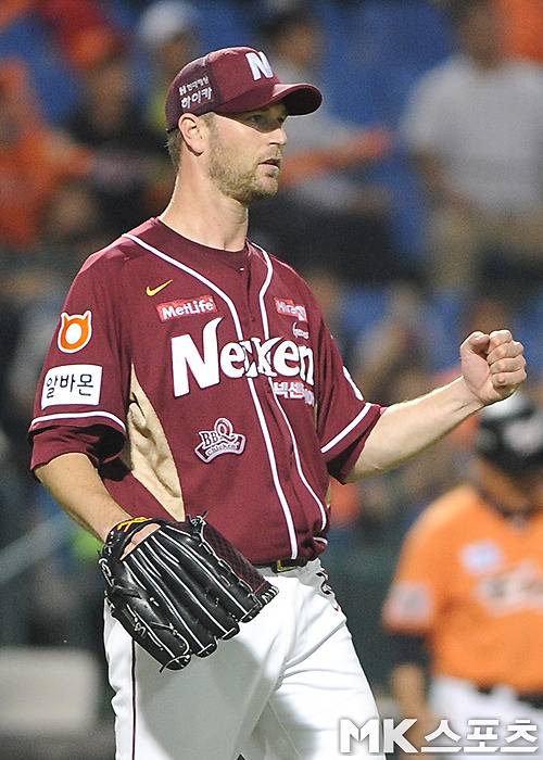 지난 시즌을 마치고 세이부 라이온스와 계약을 맺은 앤디 밴헤켄이 28일 일본에 도착했다. 사진=MK스포츠 DB