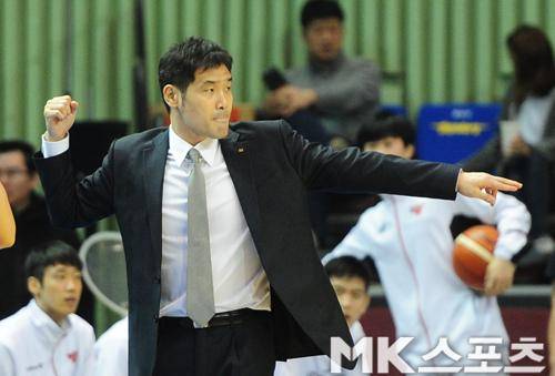조동현 kt 감독이 28일 잠실실내체육관에서 선수들에게 지시를 내리고 있다. 사진(잠실)=김재현 기자