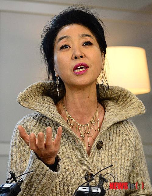 【서울=뉴시스】김진아 기자 = 배우 김부선 씨가 29일 오후 서울 중구 서울시청 신청사 휴게실에서 아파트 난방비 및 관리비 비리와 관련된 기자회견을 하고 있다.   김부선 씨는 "앞서 성동구청장과 면담을 진행하고 왔다"며 "저희 아파트 입주자 대표와 관리사무소에서 제가 요구한 관리비 입출금내역을 2월 5일까지 공개하지 않으면 감사를 진행하겠다고 약속했다"고 말했다. 2015.01.29.   bluesoda@newsis.com