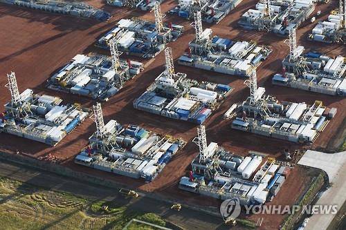 가동을 중단한 미국 노스다코타 주의 원유 채굴장치